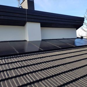 Panele słoneczne na dachu domu, efektywne rozwiązanie energii odnawialnej od VoltSolar.