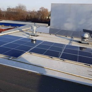 Panele fotowoltaiczne na dachu, instalacja energii słonecznej, ekologiczne źródło energii.