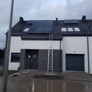 Panele słoneczne na dachu domu jednorodzinnego, instalacja fotowoltaiczna od VoltSolar, oszczędność.